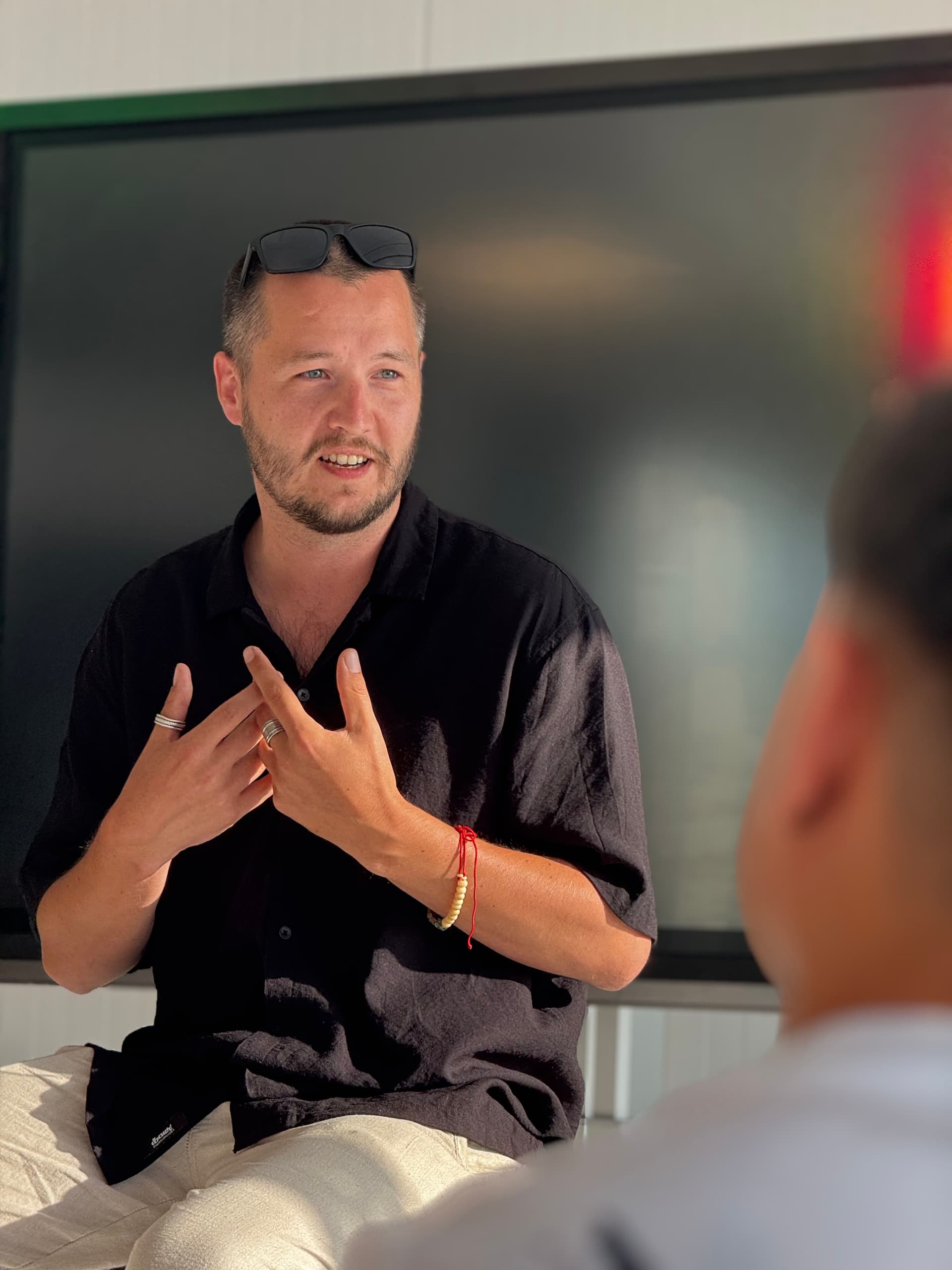 Christian Bleeker speaking at the Leaderwave Founders Beach Series event about AI partnership